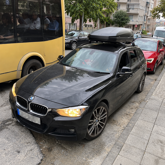 Roof rack cross bars with cargo box for extra carrying space