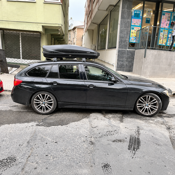 Roof rack cargo box use example for BMW 5 Series Touring/Wagon F11 2010-2017 flush rail cross bars