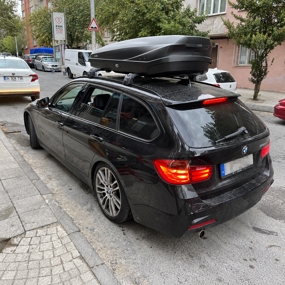 Roof rack cargo box use example for BMW 5 Series Touring/Wagon G31 2017-2023 flush rail cross bars