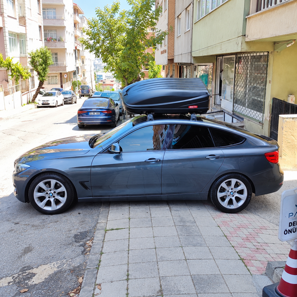 Roof rack cross bars with cargo box for extra carrying space