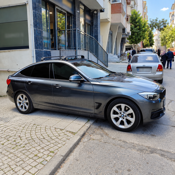 BMW 5 Series GT F07 2009-2017 with black fix point roof rack cross bars installed