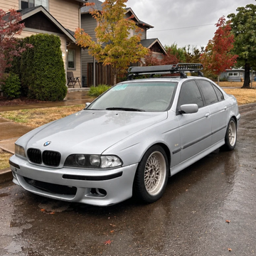 Roof basket use example with black fix point roof rack cross bars for BMW 5 Series Sedan E39 1995-2004