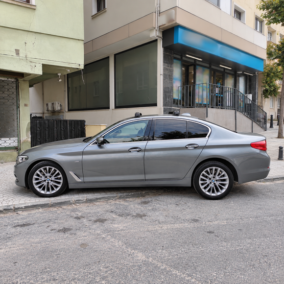Vehicle fitment example of silver fix point roof rack cross bars for BMW 5 Series Sedan G30 2016-2023