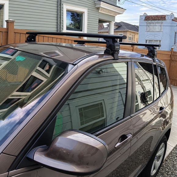 Lockable roof rack cross bars with anti-theft key system