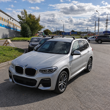Lockable roof rack cross bars with anti-theft key system