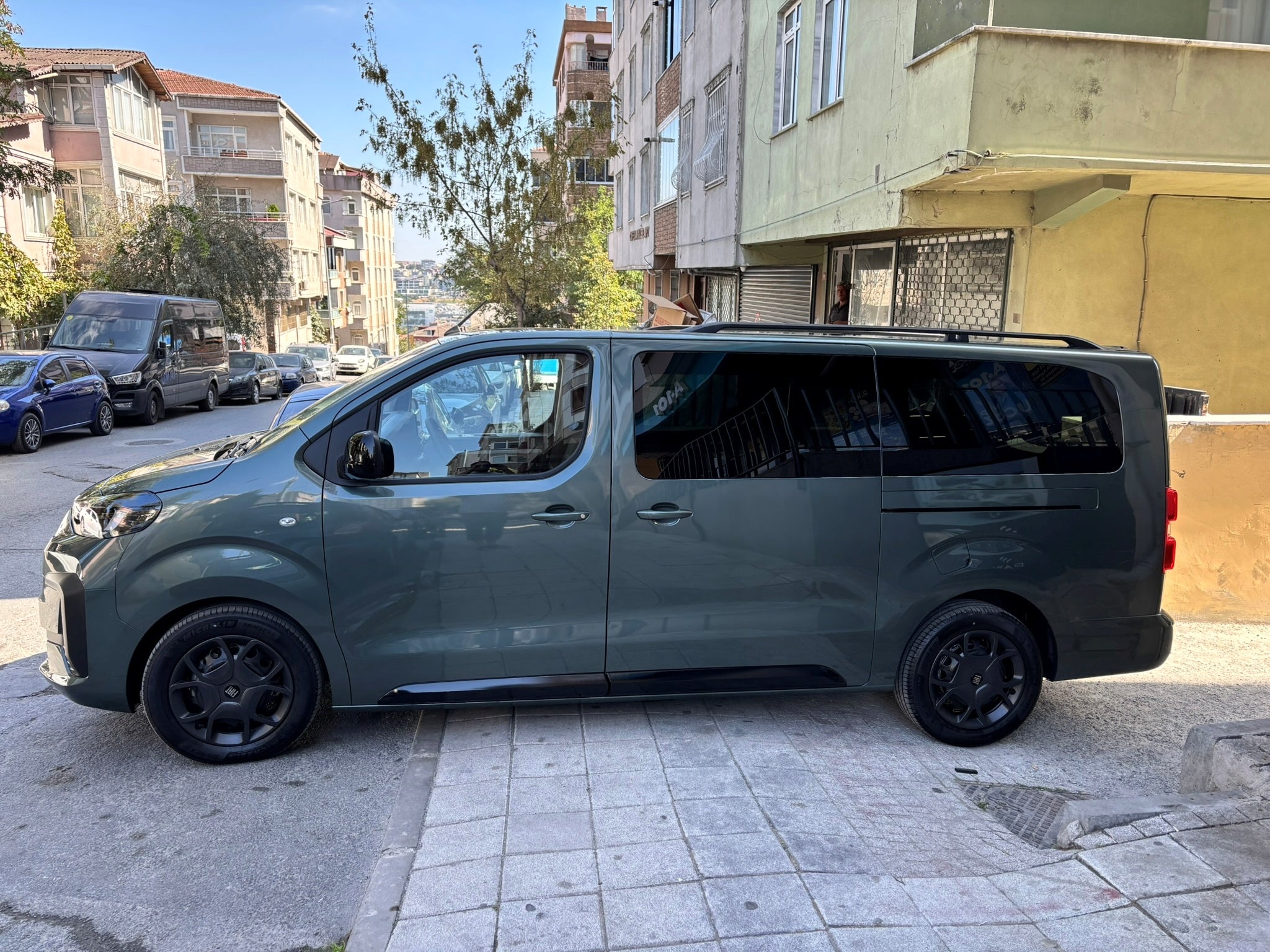 Für Volkswagen Transporter T6 SWB ab 2015 Dachseitenreling Ultimate Style Alu Schwarz