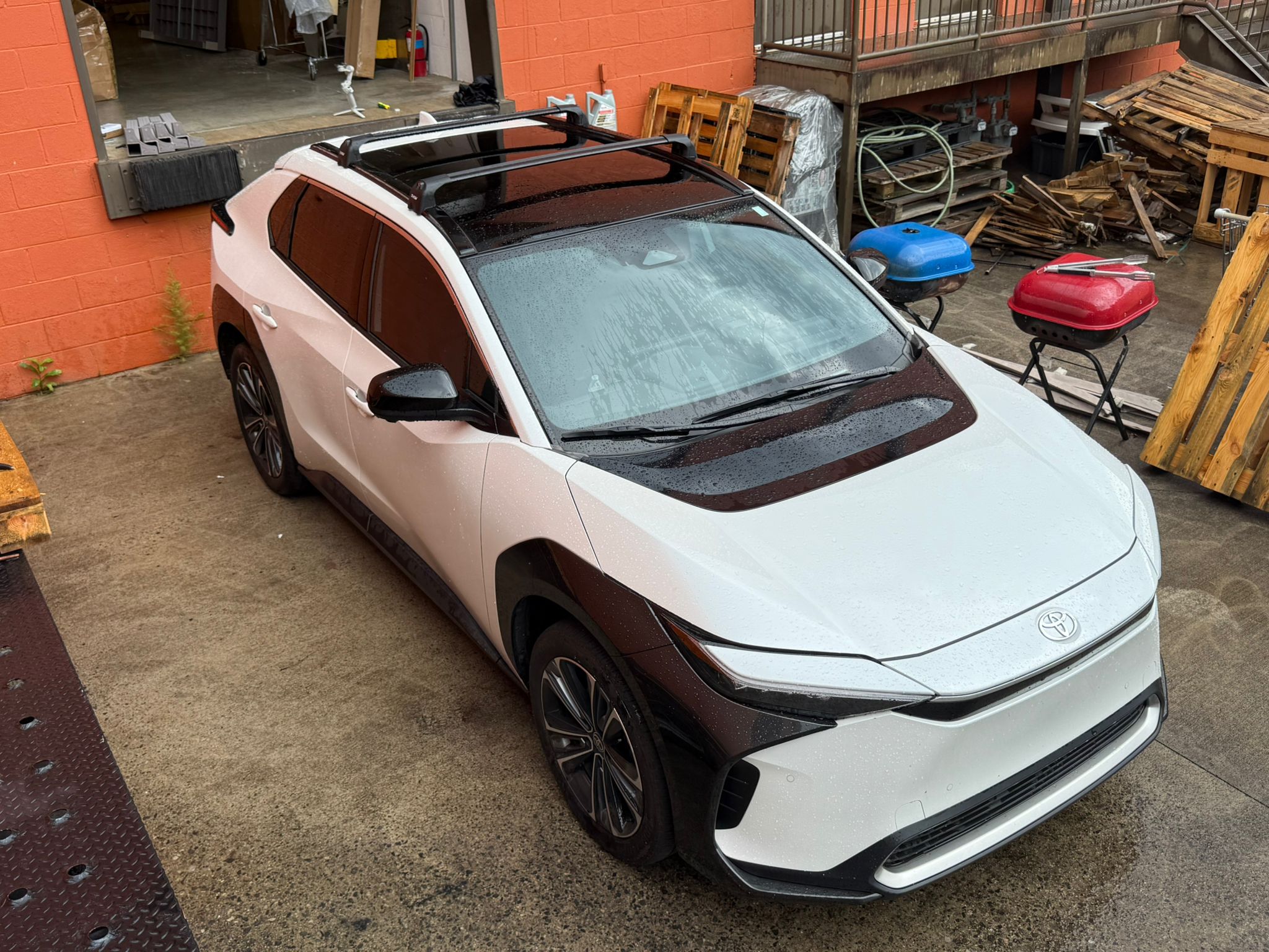 Kompatibel mit Subaru Soltera ab 2023. Abschließbarer Aluminium-Dachträger für Fahrzeuge mit Standarddach Toros Pro 2 Black