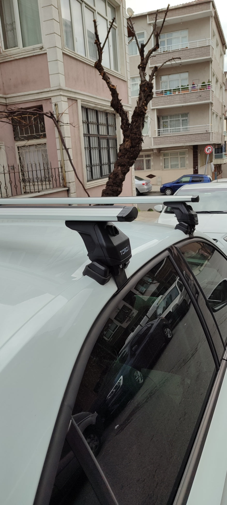 444. Kompatibel mit abschließbaren Aluminium-Dachträgern für Fahrzeuge mit Standarddach Toros Pro 4 Black