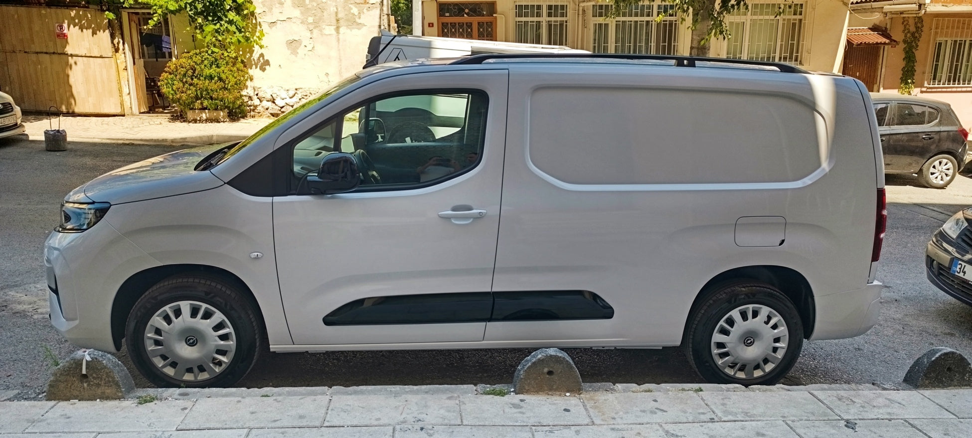 Aluminium Roof Rails and Cross Carrier Set for Peugeot Partner Lwb, 2018-Up Black