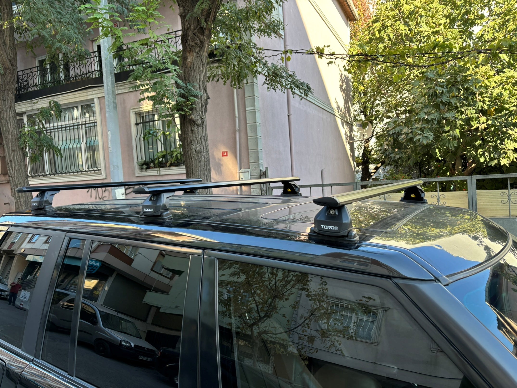 333. Kompatibel mit abschließbaren Aluminium-Dachträgern für Fahrzeuge mit Standarddach Toros Pro 3 Black