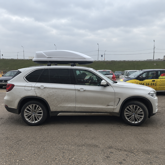 Roof rack cross bars with cargo box for extra carrying space