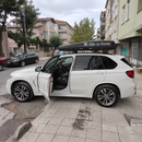Roof rack cross bars with cargo box for extra carrying space