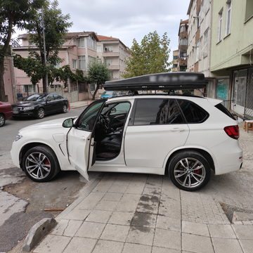 Roof rack cross bars with cargo box for extra carrying space
