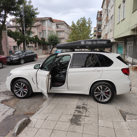 Roof rack cross bars with cargo box for extra carrying space