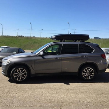 Roof rack cross bars with cargo box for extra carrying space