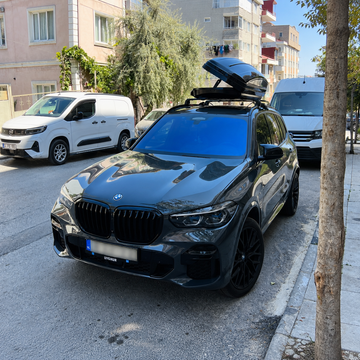 Roof rack cross bars with cargo box for extra carrying space