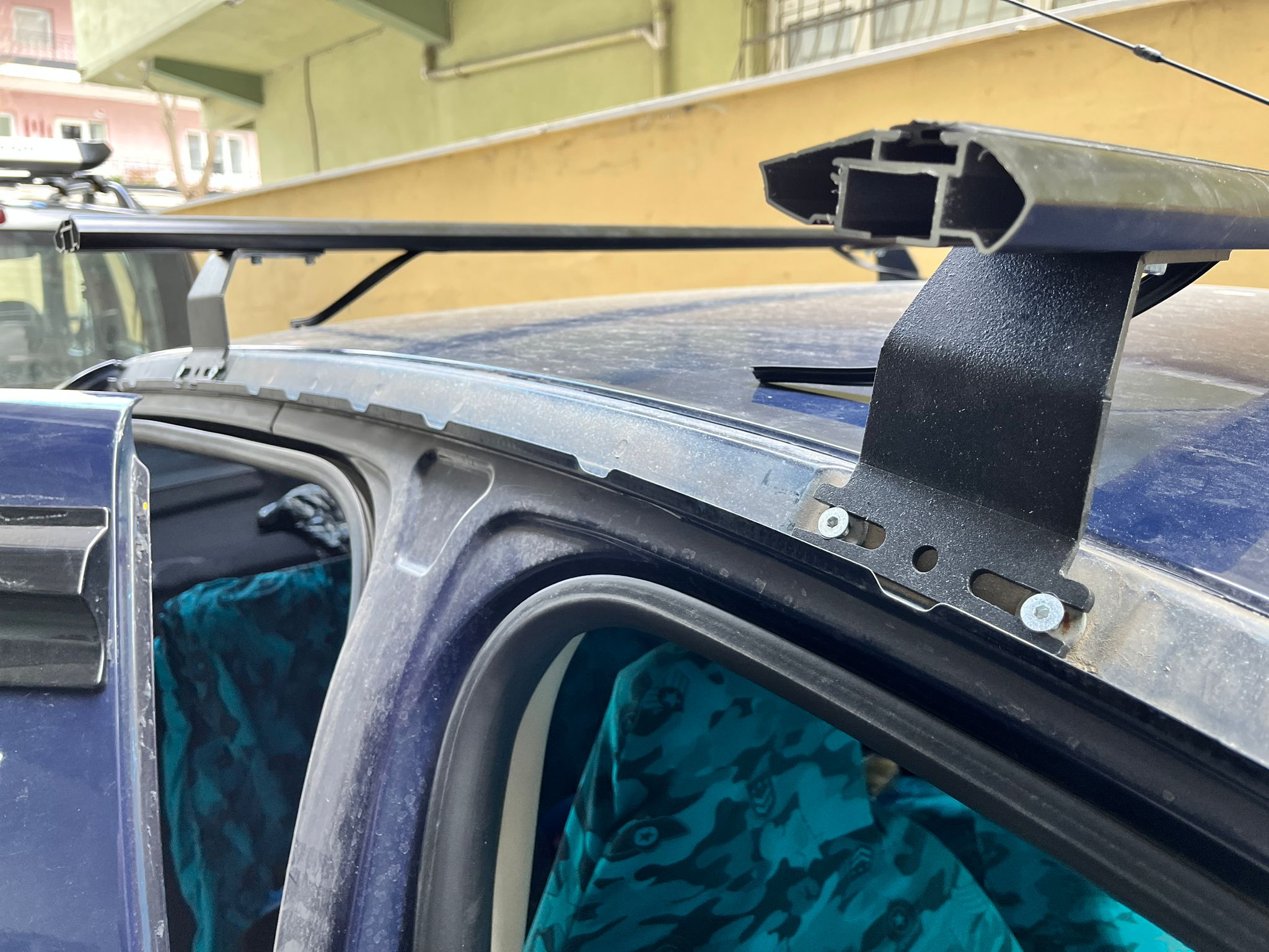 For Dacia Logan Sedan 2013-2020 Roof Rack System, Aluminium Cross Bar, Metal Bracket, Lockable, Black