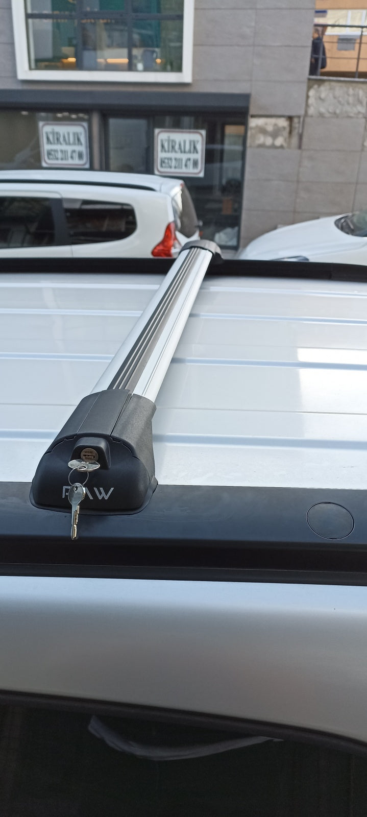 111. Kompatibel mit abschließbaren Aluminium-Dachträgern für Fahrzeuge mit Standarddach Toros Pro 1 Silver